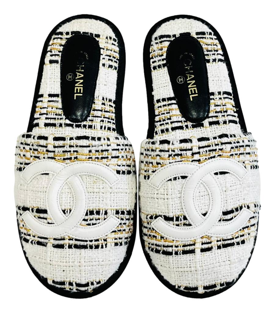 Chanel white discount slippers